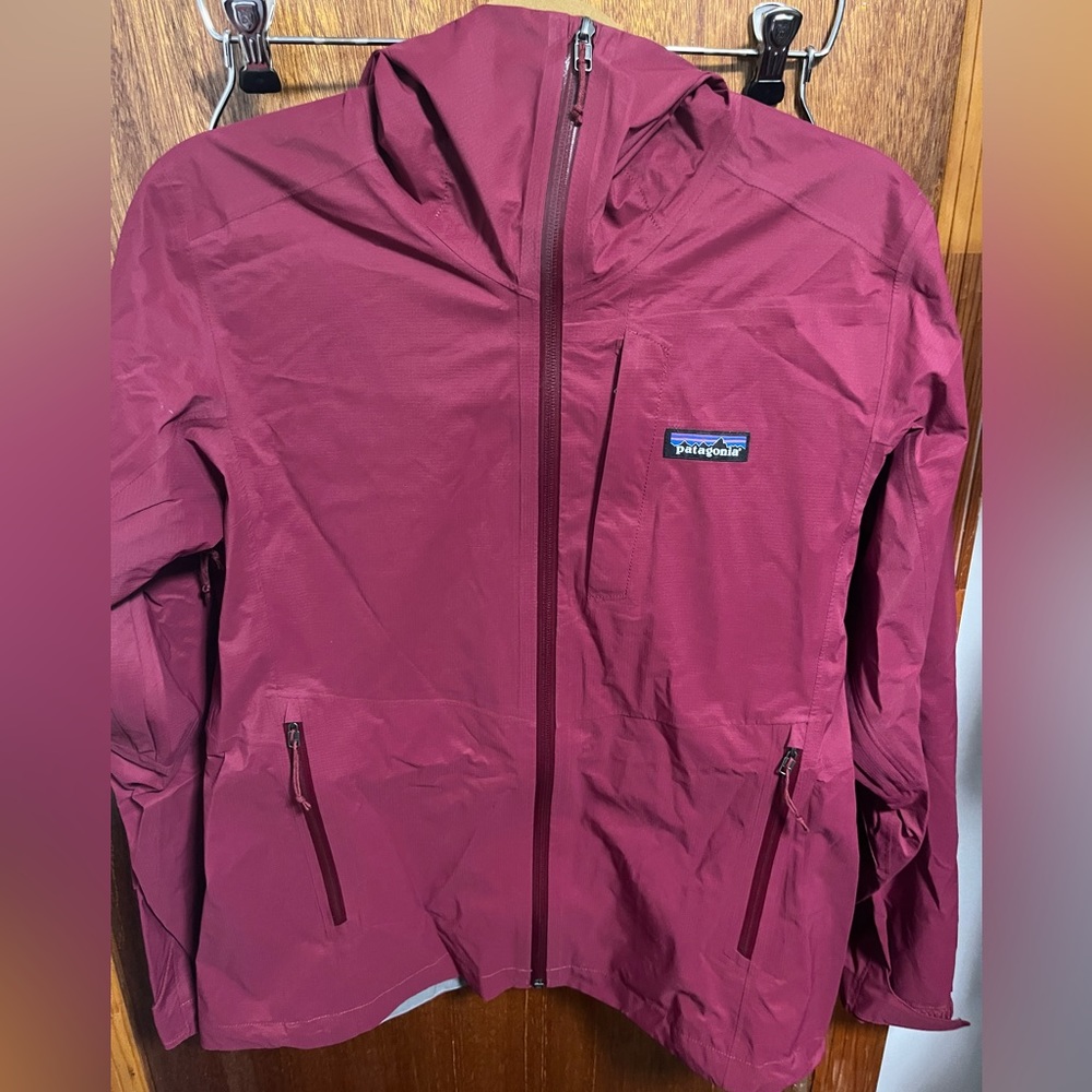 Women’s Patagonia Jacket size small (new without tags) rain jacket /Wind breaker